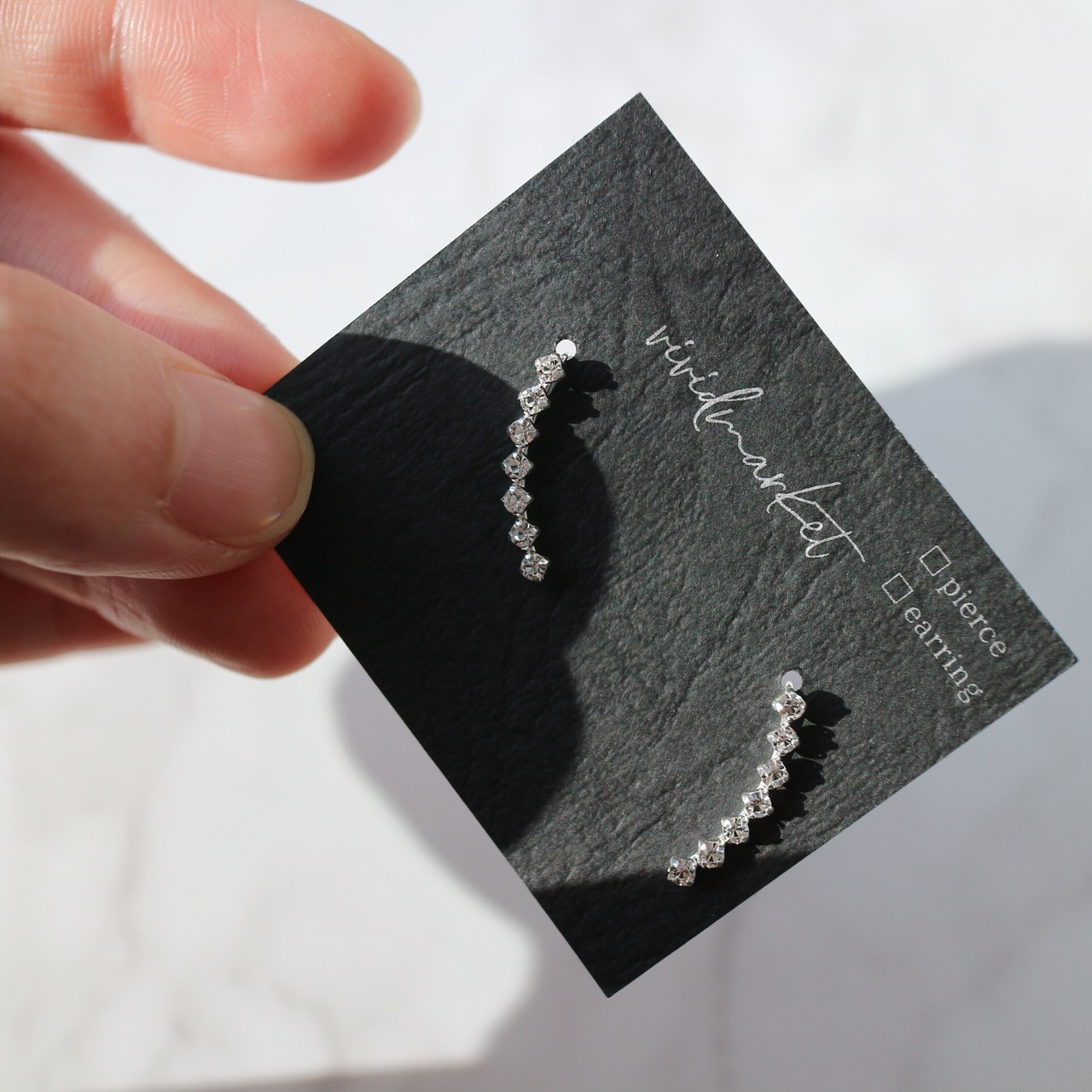 輝く小粒ラインストーンイヤーカフ