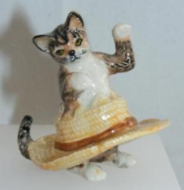 【送料無料】ミニチュアベージュハットklima miniature porcelain animal figure tabby amp; white cat in beige hat k963