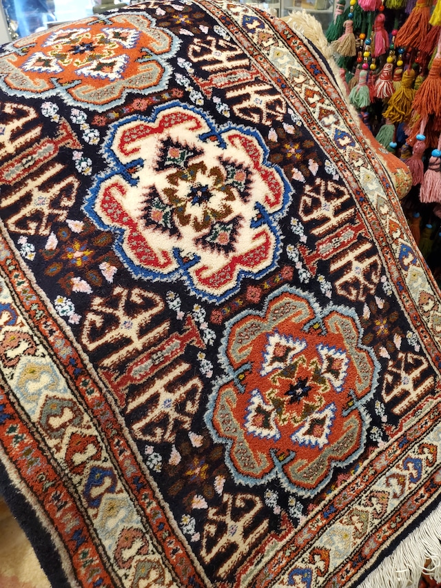 絨毯クエスト52【No.63】青背景 ※現在、こちらの商品はイランに置いてあります。ご希望の方は先ずは在庫のご確認をお願いします。