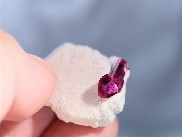 Tourmaline（Rubellite）on Feldspar（ Manapa area  Madagascar）