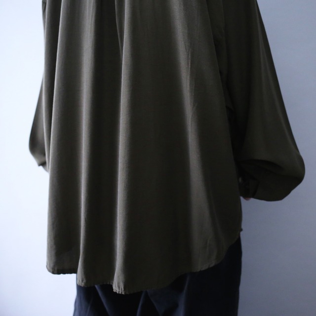 pleats and fry-front minimal design over silhouette shirt