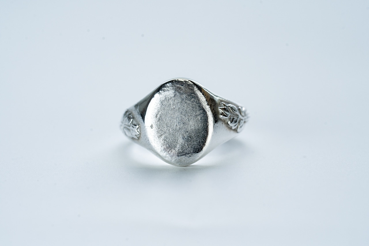 R-087 Oval signet ring olive