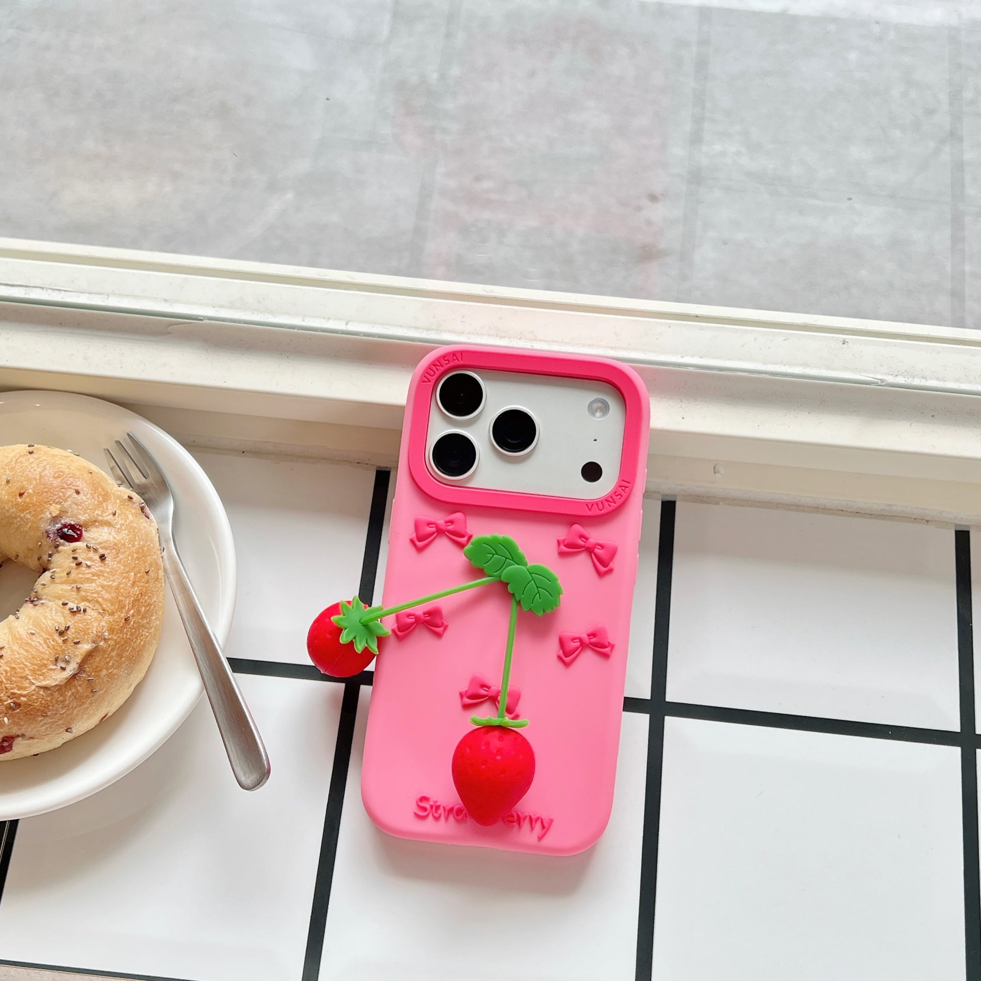 立体 いちご iPhone 17 17pro 16 ケース シリコン製 可愛い リボン