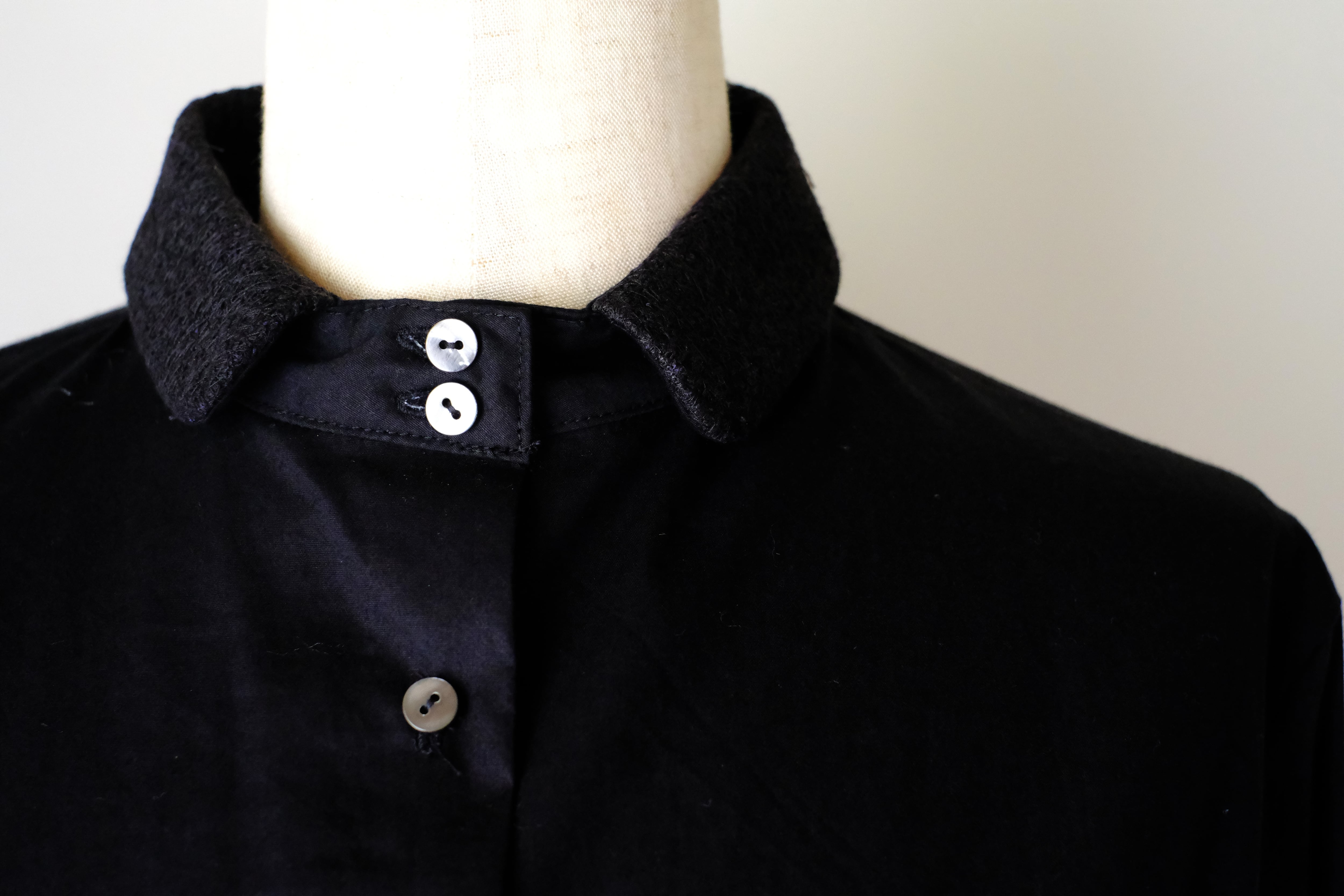 長袖スタンドカラーブラウス (黒/刺繍無)