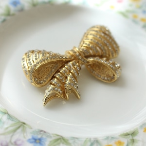 リボンブローチ