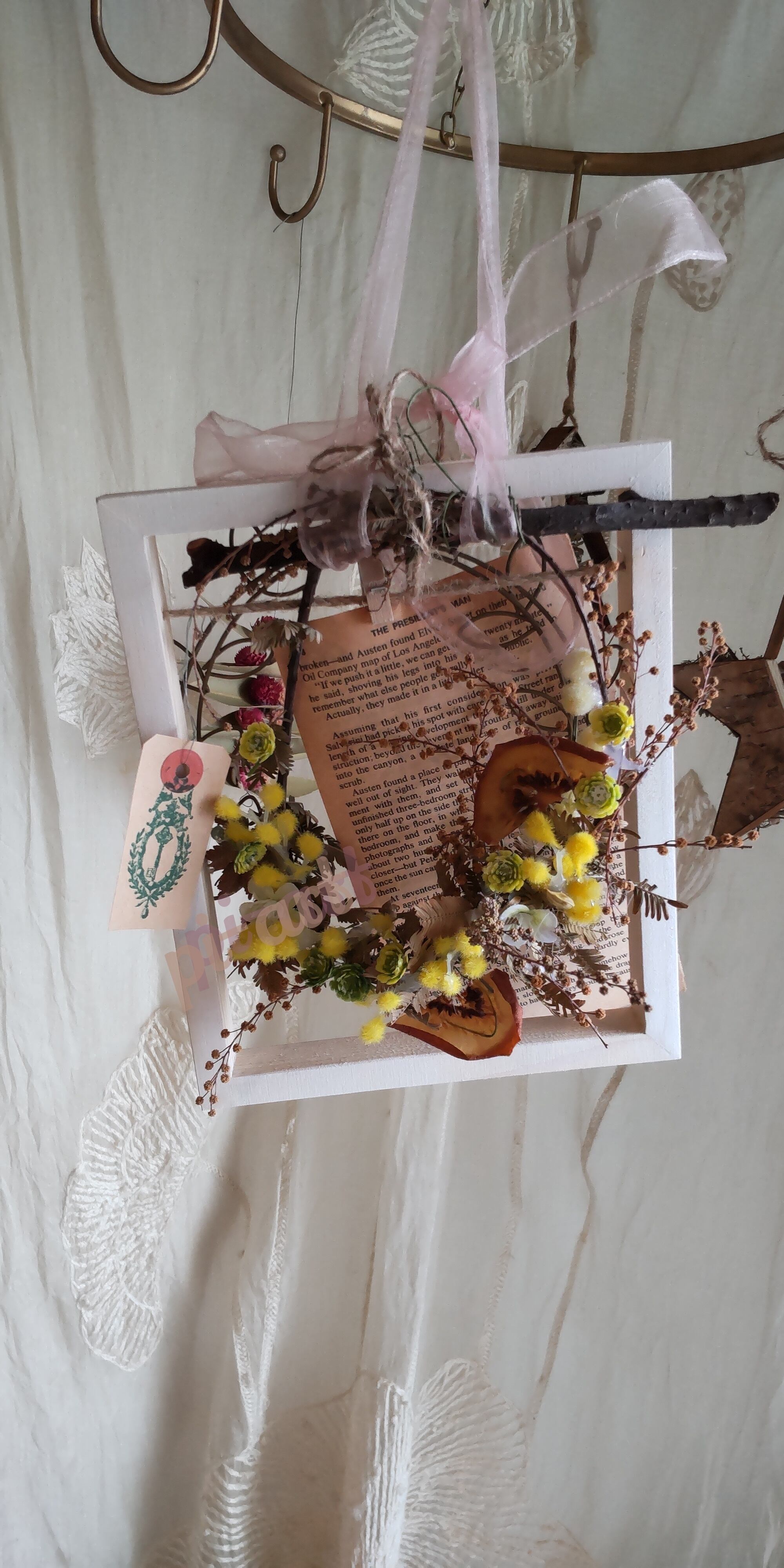 英字切り抜きとキュウイとミモザのシックなアレンジメント | Pay ID 