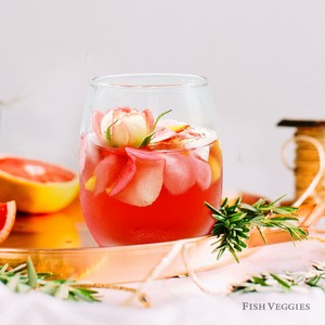 FISH VEGGIES／お魚が育てたお野菜　香りと彩りを贈る エディブルローズギフト　エディブルローズ10輪 × 芯身美茶 ノンカフェイン 華やかガーリーブレンド 缶(10パック)ローズティーセット