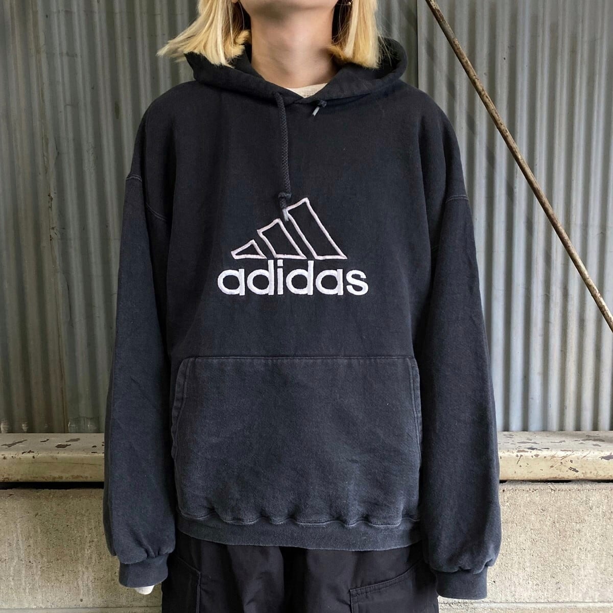 90年代 USA製 adidas アディダス パフォーマンスロゴ フロントロゴ刺? スウェットパーカー メンズL相当 古着 90s ビンテージ  ヴィンテージ プルオーバーパーカー フーディー フェードブラック 墨黒【パーカー】 | cave 古着屋【公式】古着通販サイト