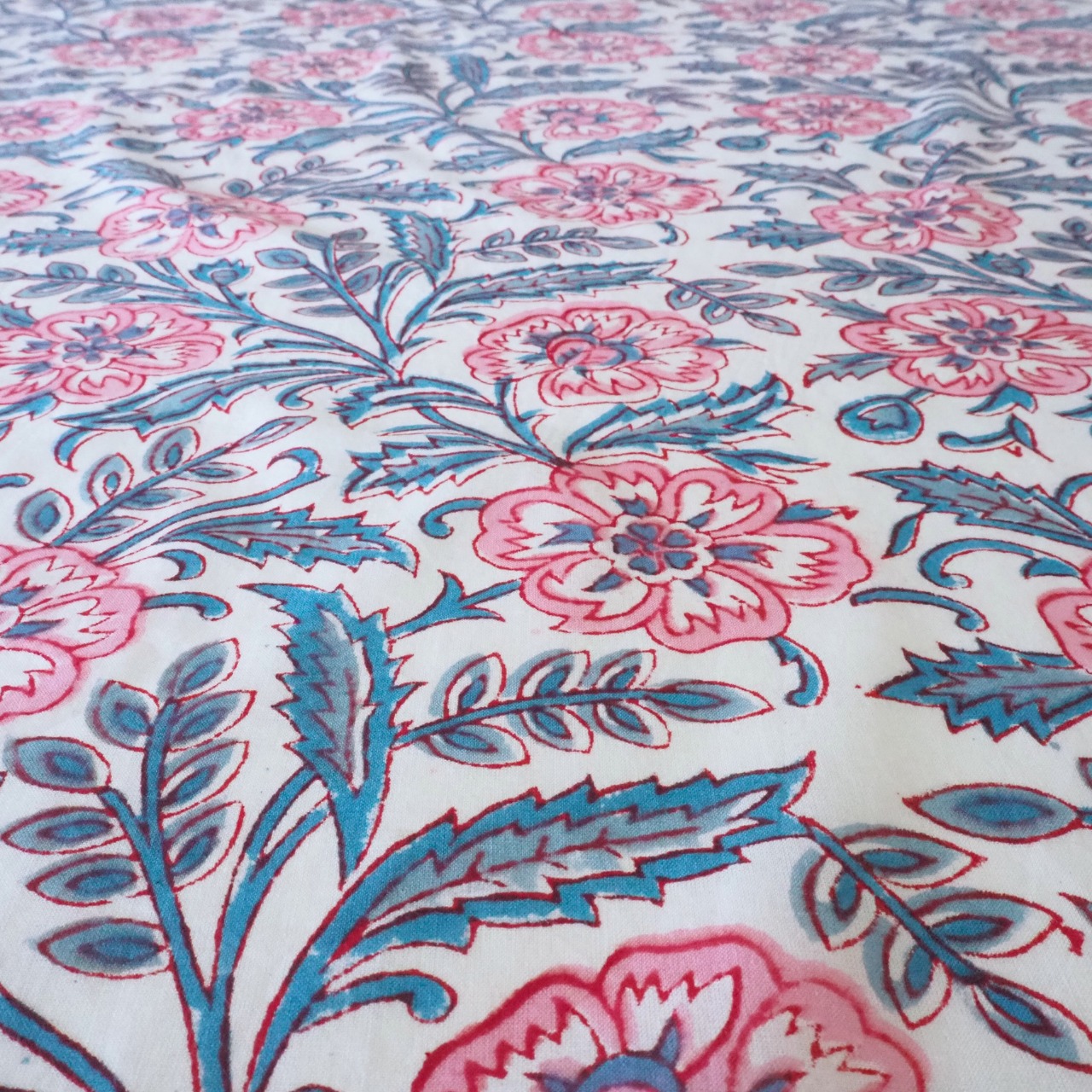 ブロックプリント生地【50cm単位】インド綿 花柄 白×ピンク#31470-WT1