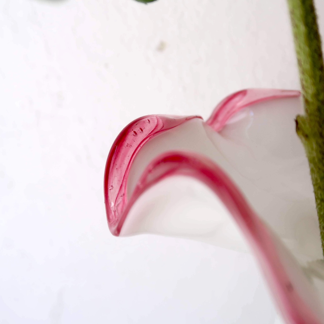 ピンクのふちの花びら花瓶