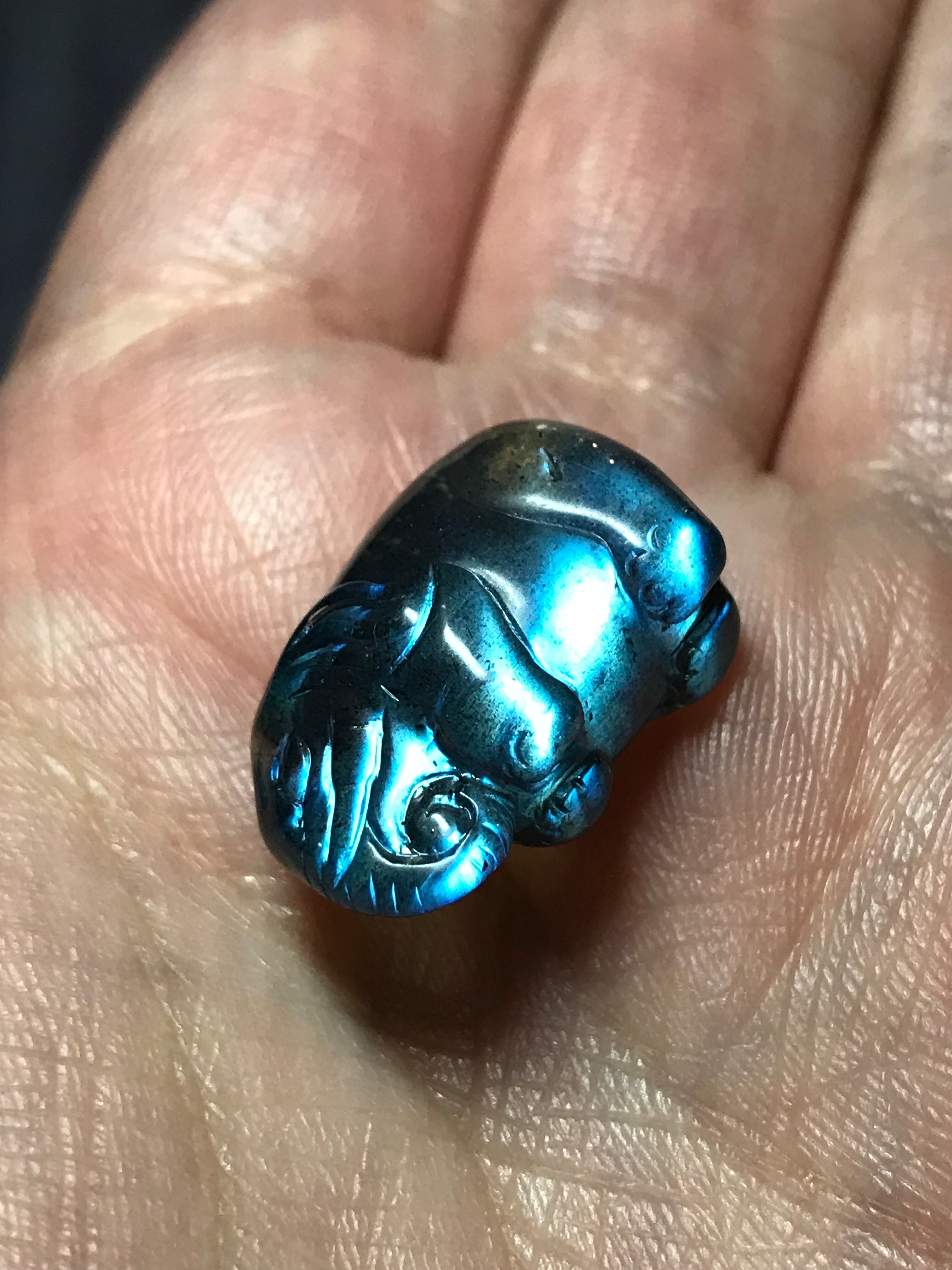 高品質手彫りロイヤルブルーラブラドライトの可愛い象さん