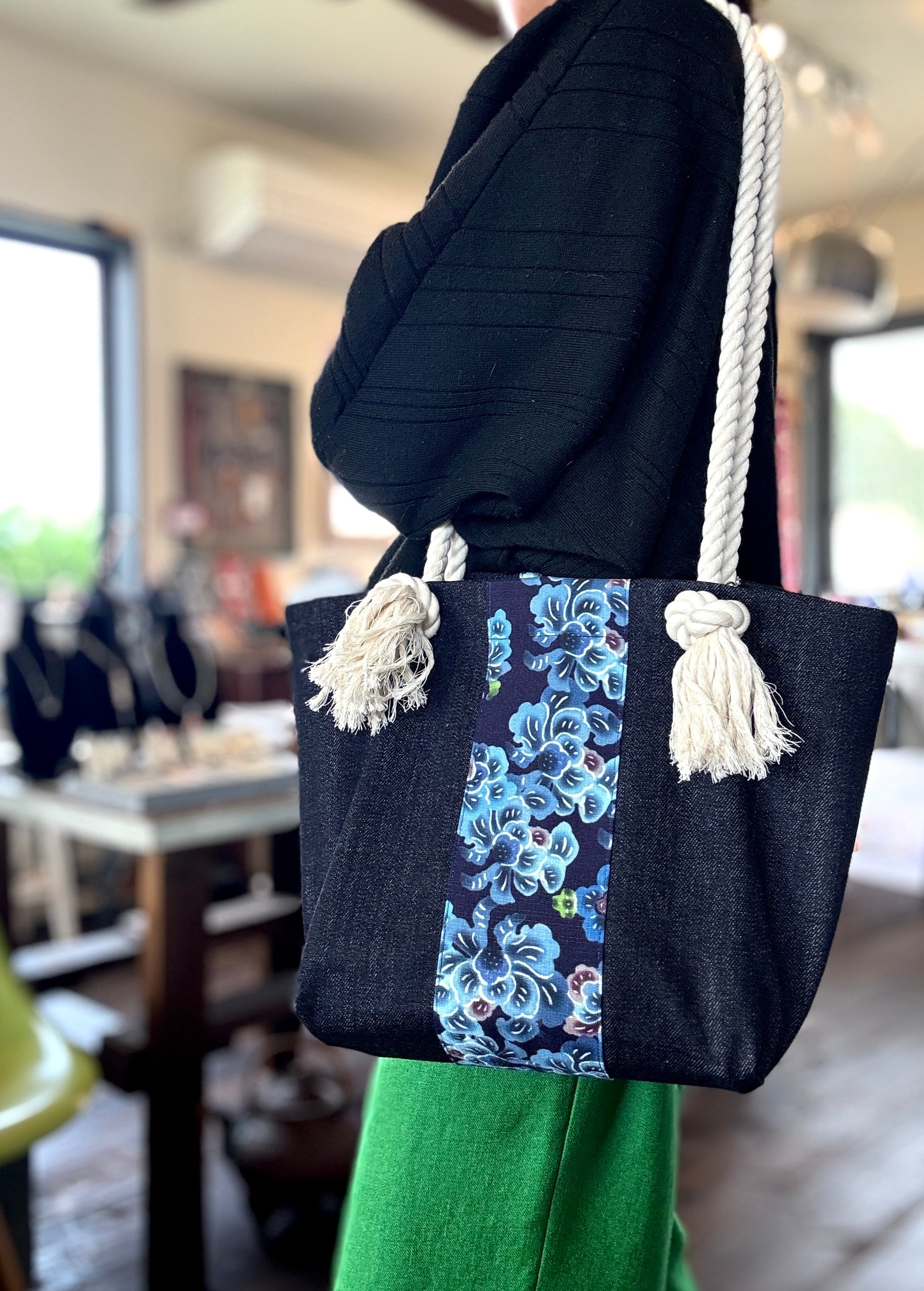 和装バック　着物バック　琉球紅型　紅型生地　菊と蝶（白)入学卒業結婚式七五三振袖 和装バック 着物バック 琉球紅型 紅型生地 菊と蝶（白)入学卒業