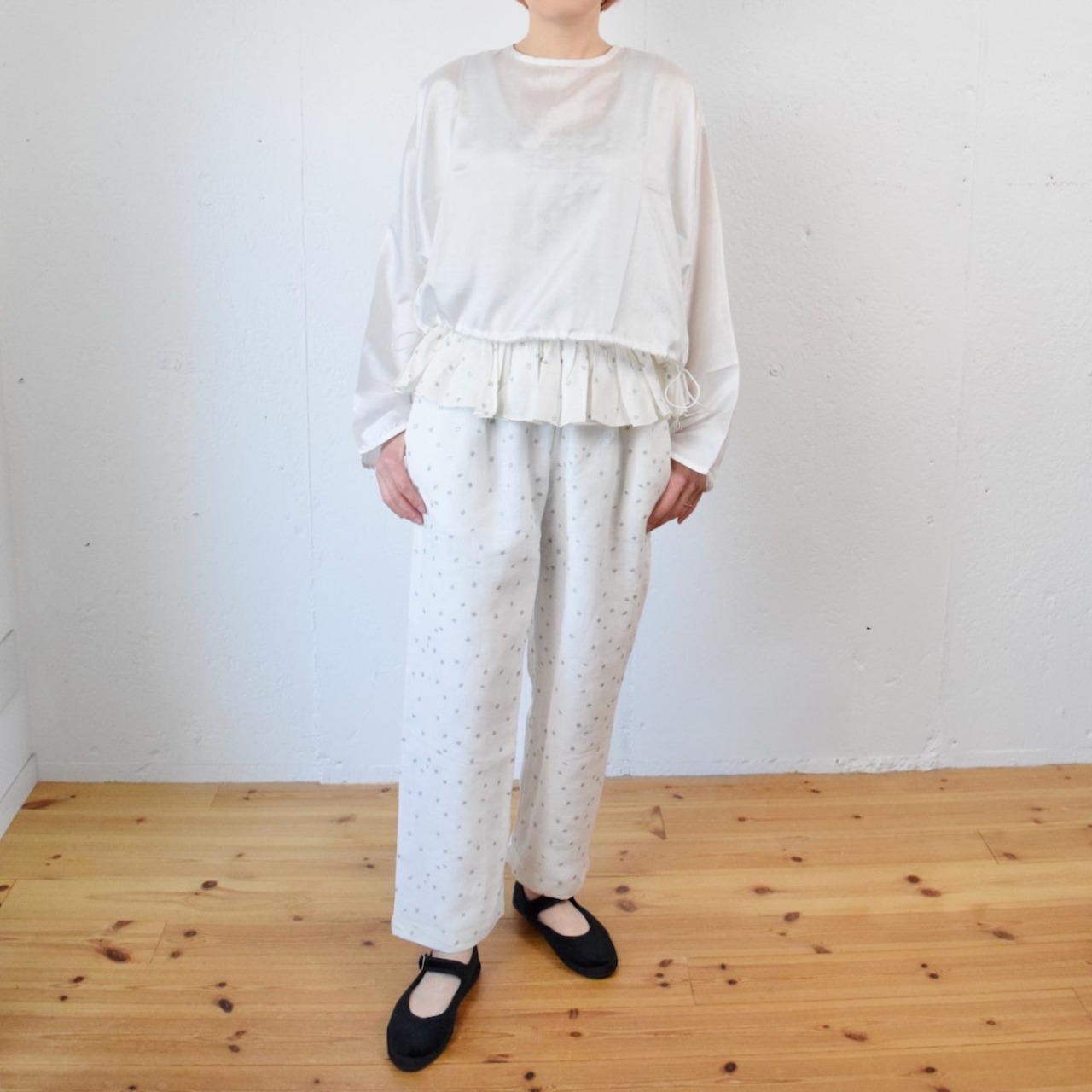 BUNON(ブノン) EMBROIDERY FRAP PANTS 手織りリネン+zari刺繍 ウエストフリルパンツ