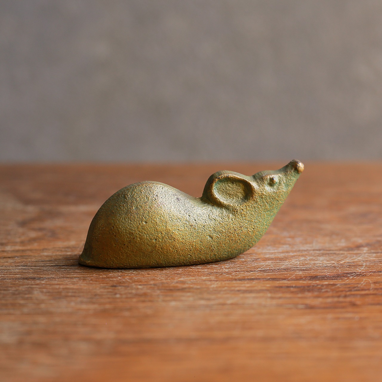 空を見上げる、小さなネズミのペーパーウェイト