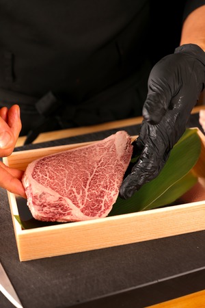【父の日ギフト】渾身の和牛ヘレのシャトーブリアン200g（ボリューム追加可）　お歳暮／お中元／内祝／ギフトに最適