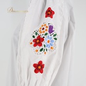 【美品 フォークダンス衣装】ホワイト AURORA トップス ブラウス 刺繍 花柄 白 赤 水色 オレンジ 紫 緑 カラフル スカラップ
