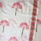 ブロックプリント生地【50cm単位】インド綿 片耳ボーダー付き 花柄(大) 白×コーラルピンク #38476-WT1