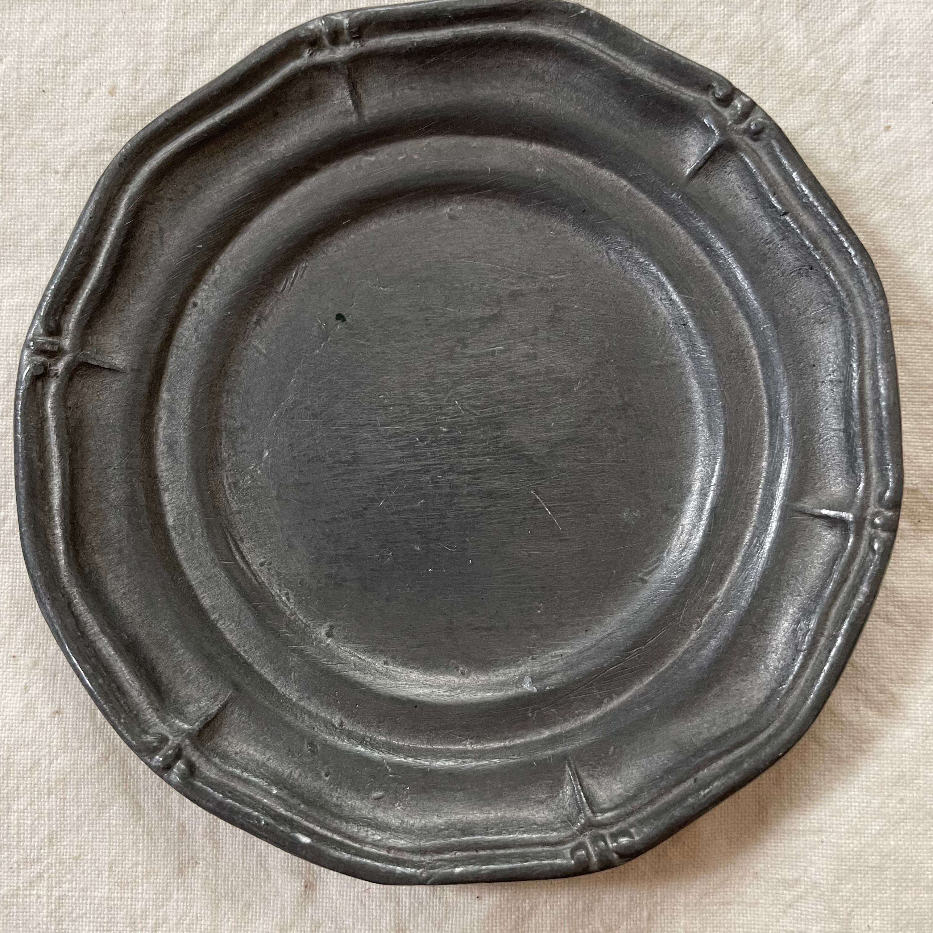 小さなピューターの花リムプレート2