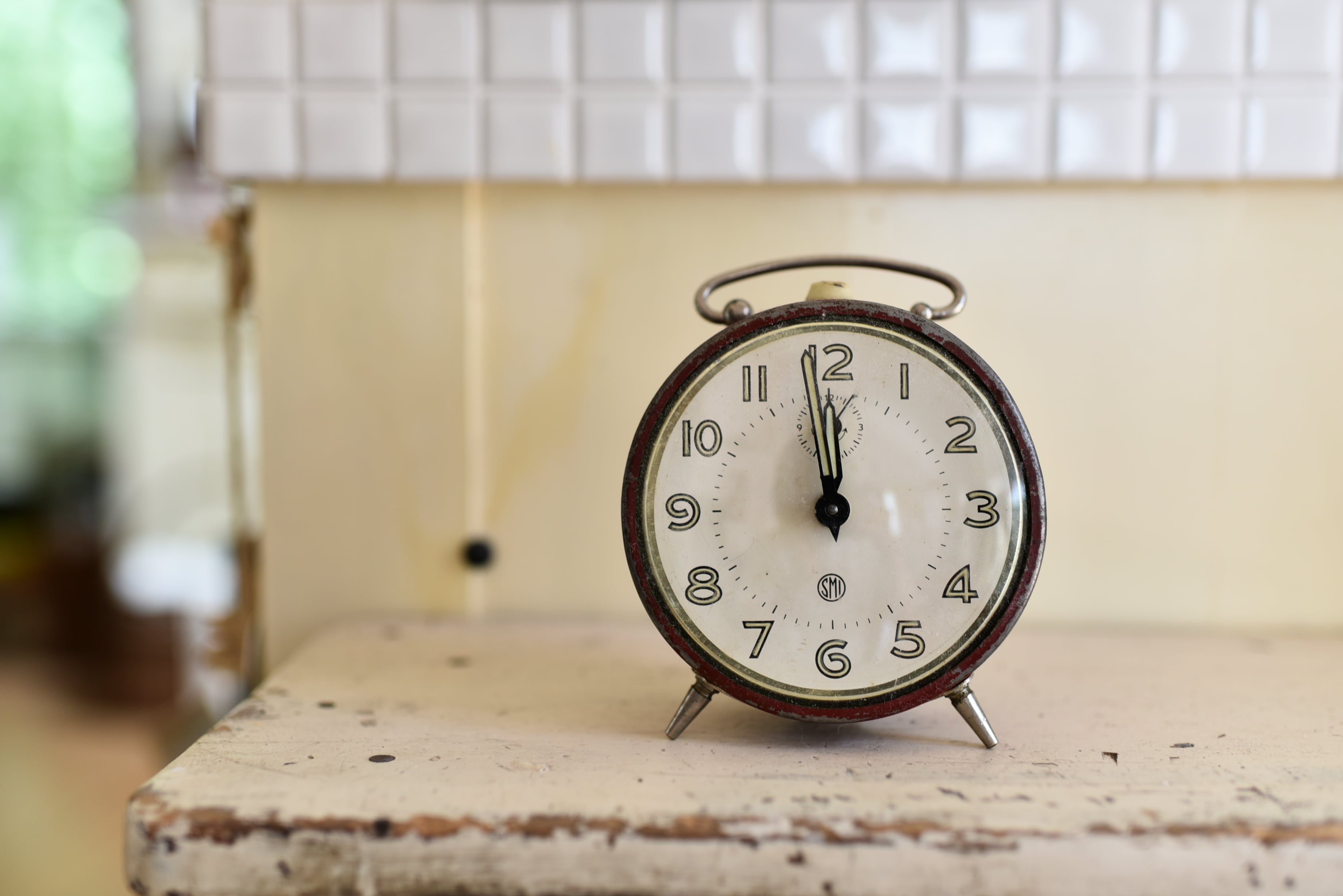 真鍮色がシックで雰囲気のあるJAZ 置き時計(実働)フレンチブロカント