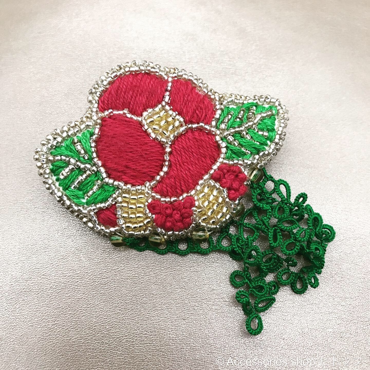 0181:cotton×tatting 椿のブローチ
