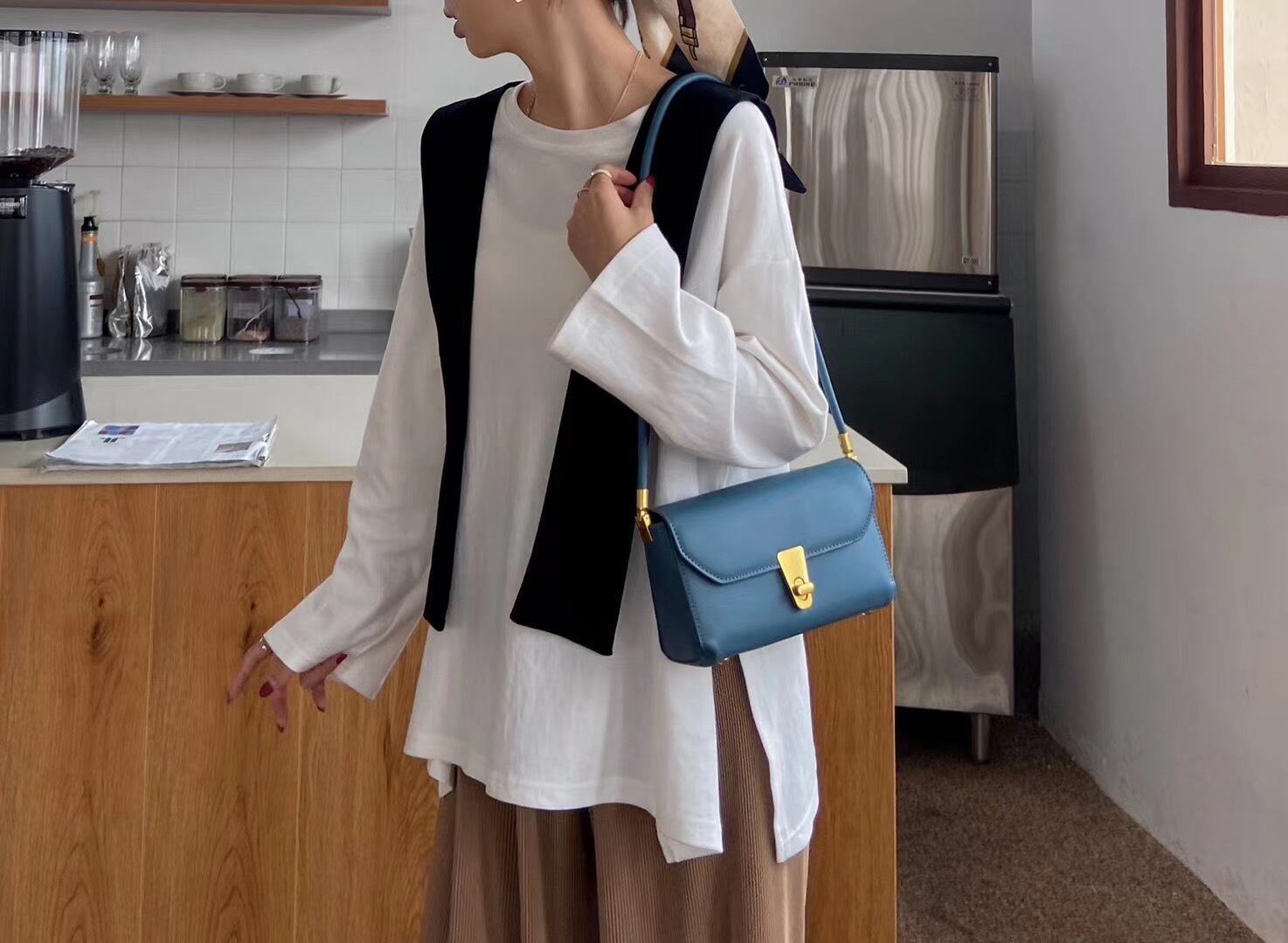 フラップショルダーバッグ