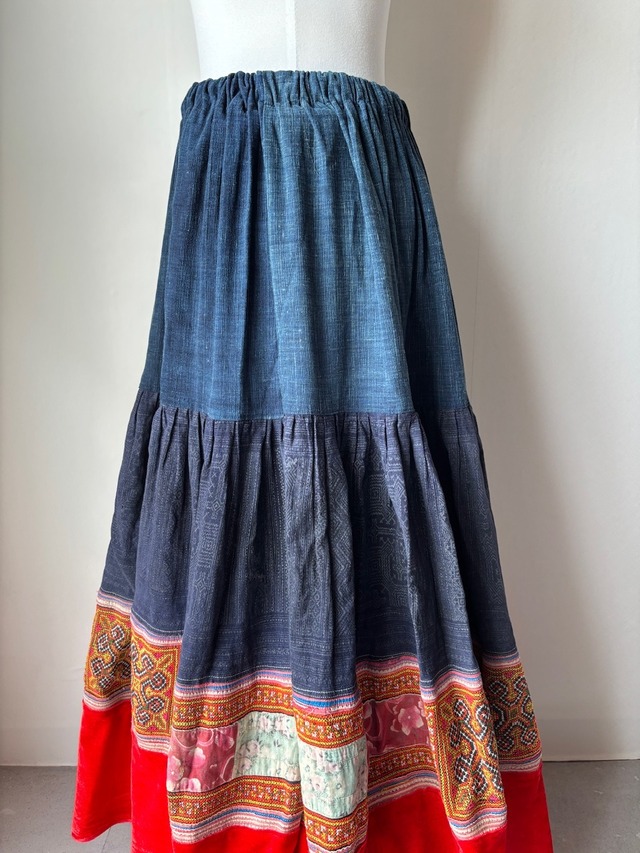 モン族スカート 048 ロング 花モン族刺繍 裾ボリューム 贅沢に巻きスカート1枚使用 bamiオリジナルパターン