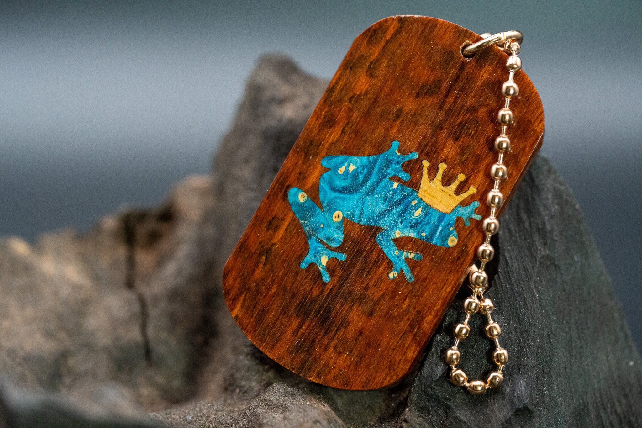 ※【 木のダイヤモンド 】スネークウッド ドッグタグ 象嵌 カエルの王様