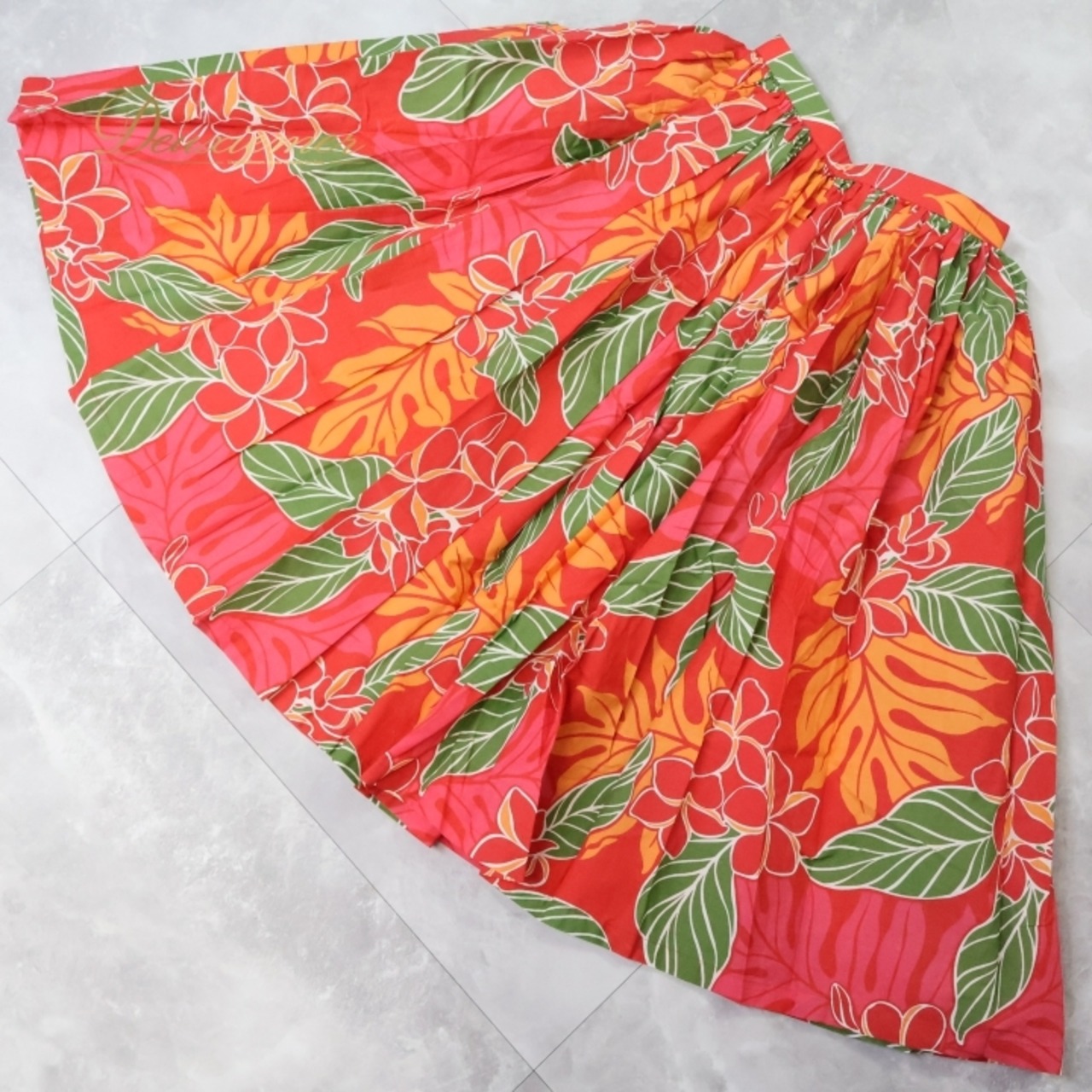 フラダンス 衣装 スカート レッド系 シングル プルメリア柄 ラウアエ柄 かわいい 華やか 鮮やか 明るい カラフル ふわふわ ひらひら 赤 橙 緑 ハワイアン アロハ ハワイアンプリント フラ ダンス レッスン 練習 オレンジ系 パーティー レディース
