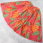 フラダンス 衣装 スカート レッド系 シングル プルメリア柄 ラウアエ柄 かわいい 華やか 鮮やか 明るい カラフル ふわふわ ひらひら 赤 橙 緑 ハワイアン アロハ ハワイアンプリント フラ ダンス レッスン 練習 オレンジ系 パーティー レディース