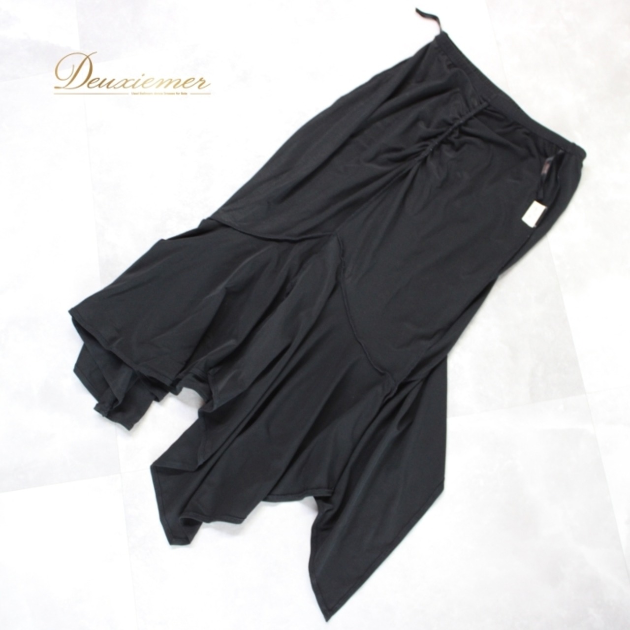 社交ダンス 衣装 スタンダード ラテン スカート レッスンウェア 練習着 オールシーズン チャコット Chacott 黒 無地 シンプル 上品 可愛い モノトーン ブラック系 伸縮性 日本製 エレガント フレア ステージ用 ダンスウェア 動きやすい トレーニング コスチューム 制作生地 脚長効果 着こなし 衣装選び