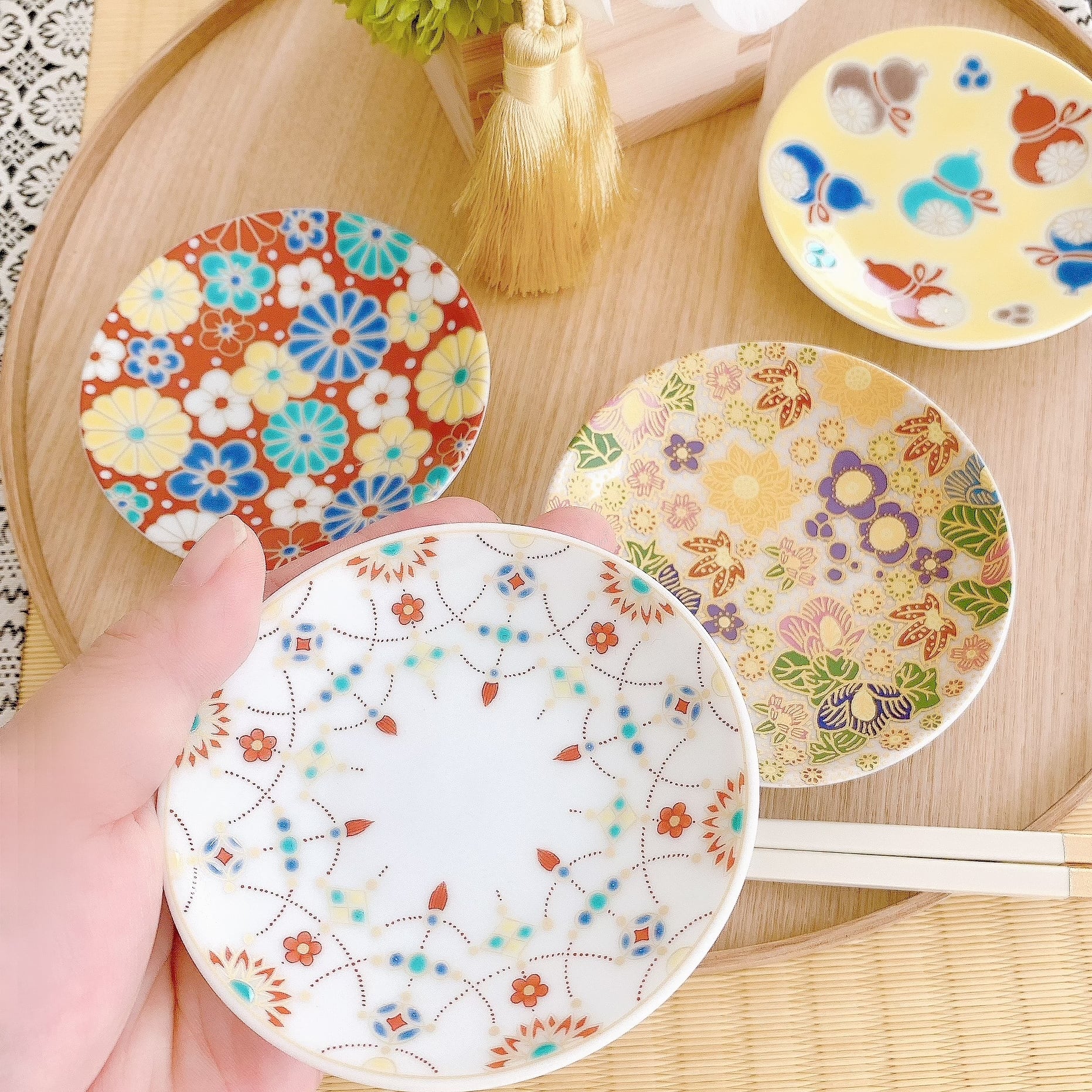 九谷焼　花柄の陶芸皿（スタンド付き） 台皿 色絵金襴花詰 / 高 聡文 ｜九谷焼の販売専門店 陶らいふ