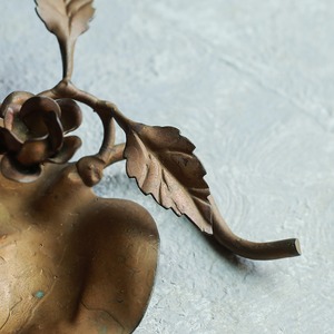 お花が美しい、ゴールドに輝くトレイ