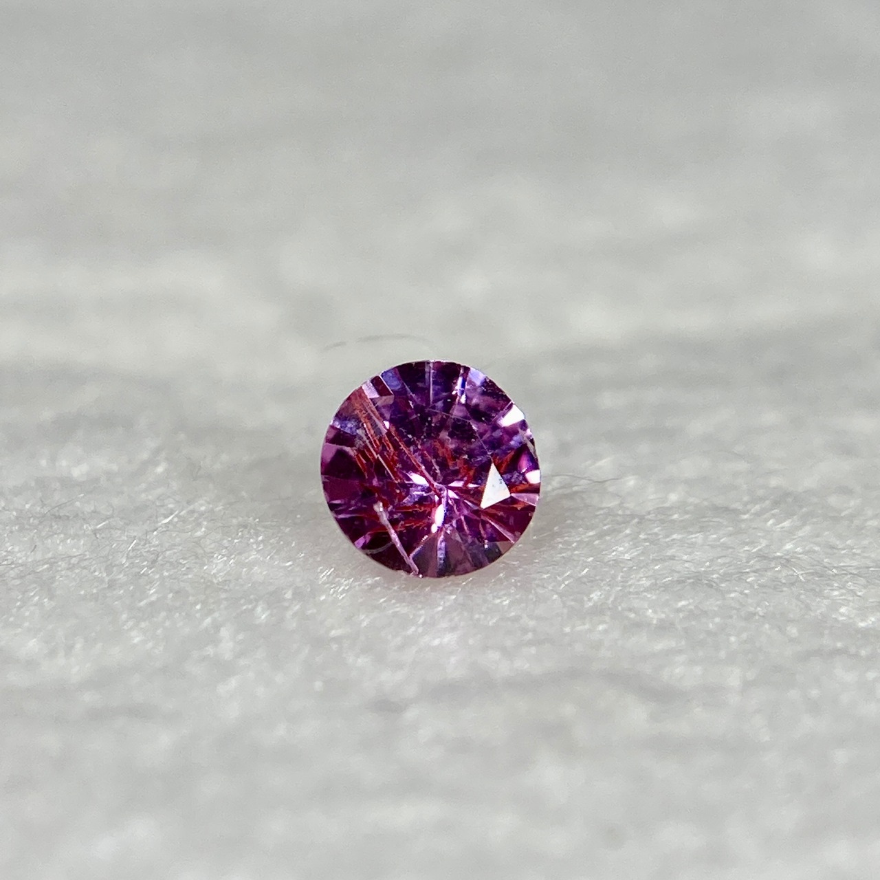 訳あってお買い得 丸いサファイア ピンク系 約3mm r-0259