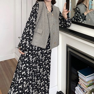 ラウンドネックグレーベスト＆花柄ブラックワンピースのセットアップ W00838