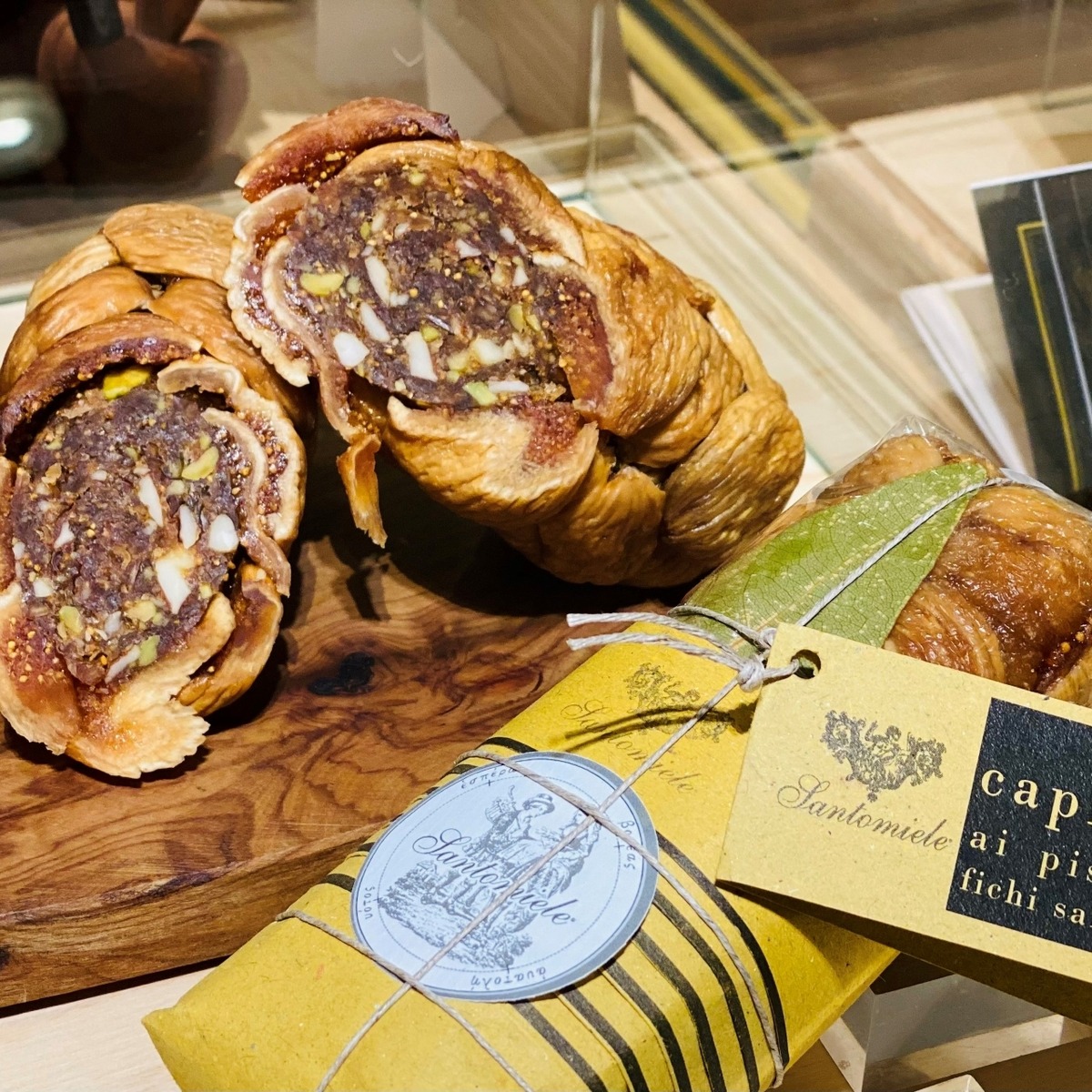 白いちじくとピスタチオのカピコッロ Capicollo fichi Santomiele con pistacchi | da Roma