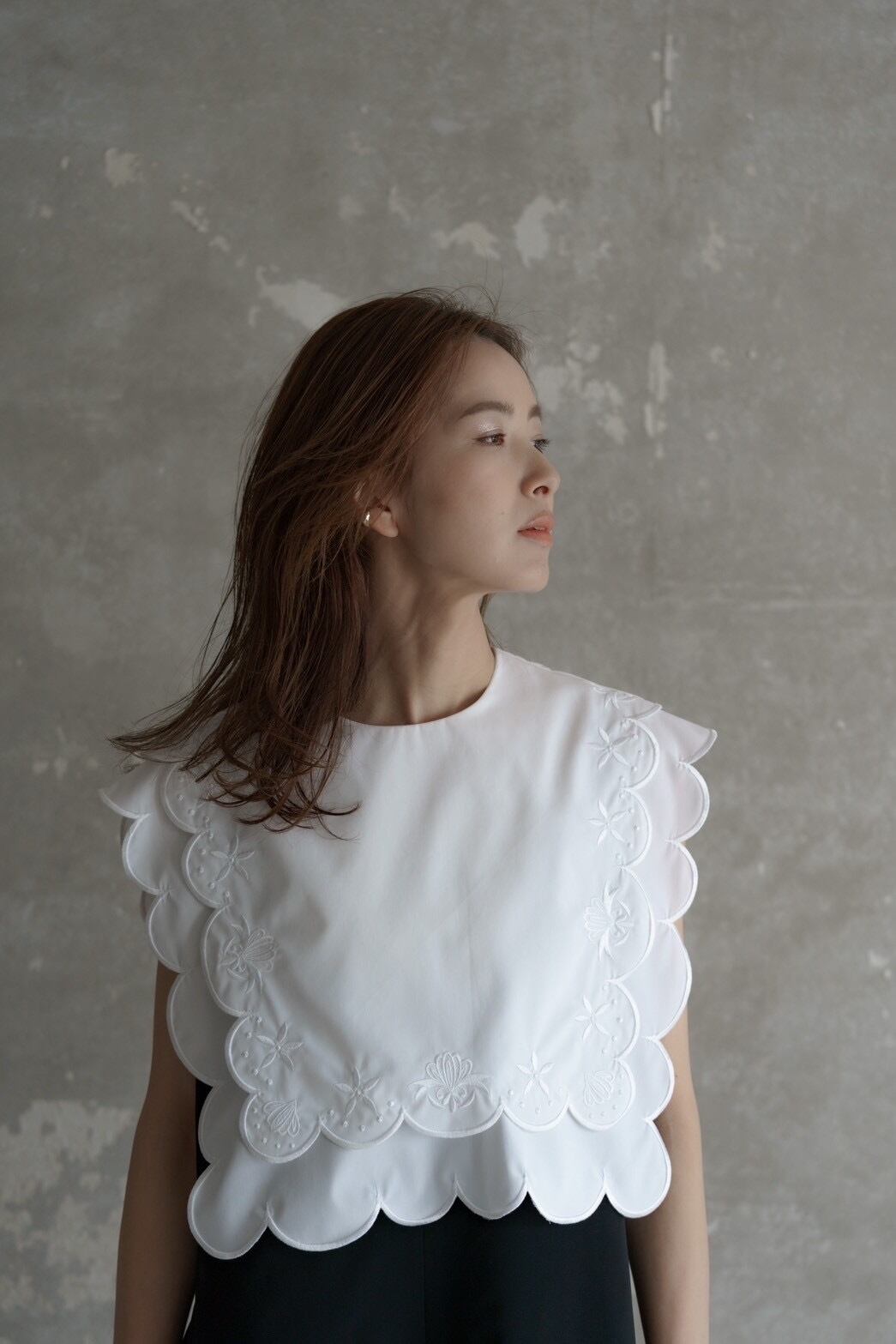 embroidery scallop blouse(white)ご注文から1週間前後で発送 | roughlow 