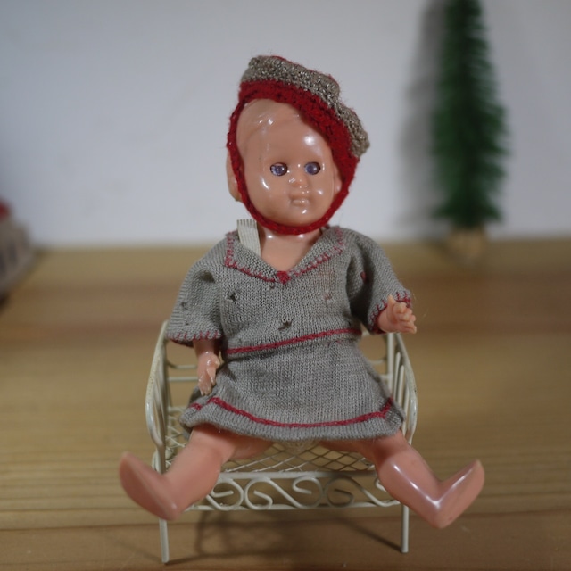 セーラー服の女の子とベンチ ドイツ