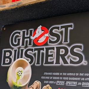 送料無料！ちょうどいいブリキ看板 【 GHOSTBUSTERS / ゴーストバスターズ 】 『 WHO YA CONNA CALL? 』ゴーストバスターズ宣伝看板 / METAL SIGN / メタルサイン / ブリキ看板 / サインボード / ビンテージ加工〚アメリカン雑貨 アメトイ〛