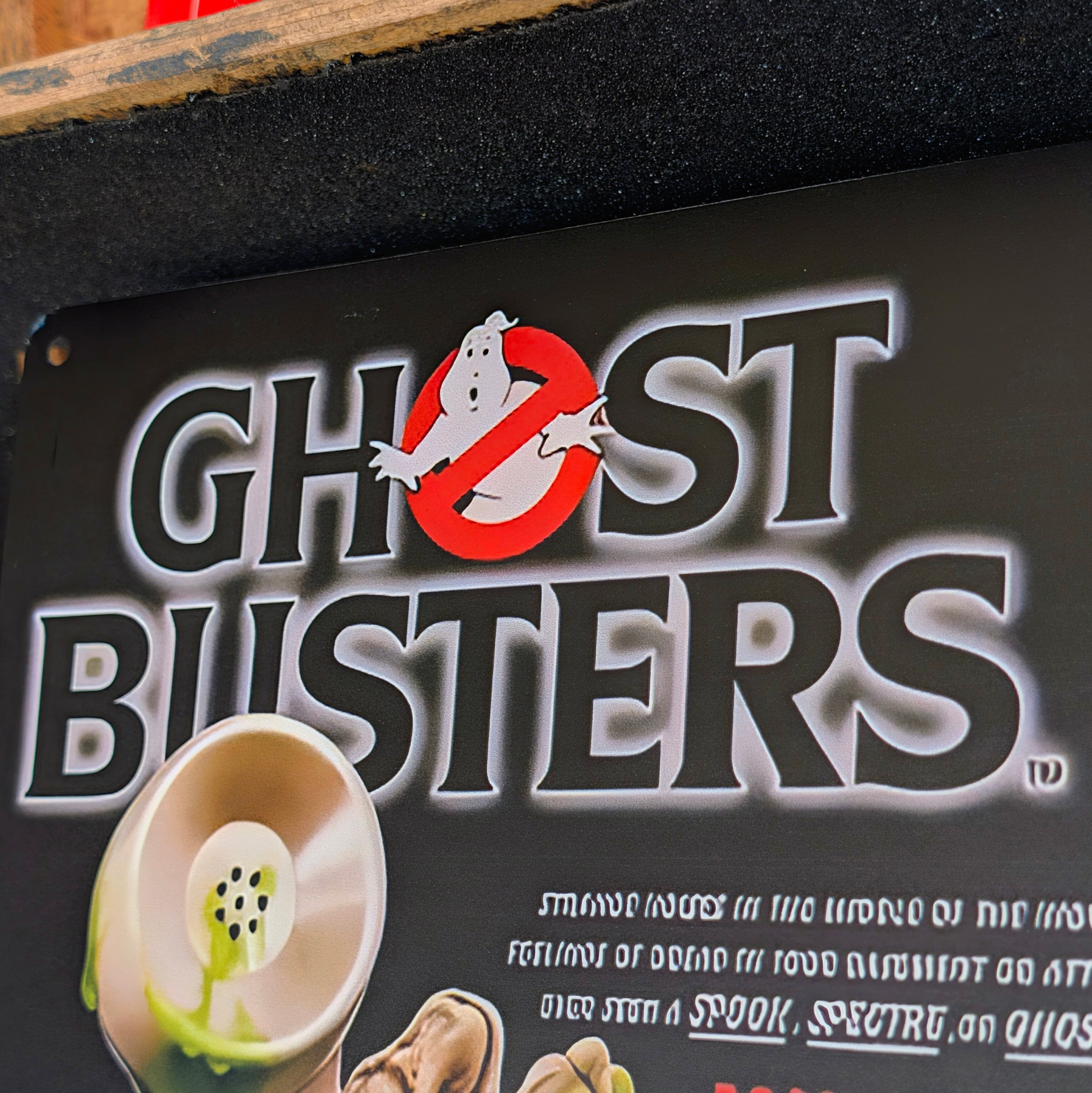 送料無料！ちょうどいいブリキ看板 【 GHOSTBUSTERS / ゴーストバスターズ 】 『 WHO YA CONNA CALL? 』ゴーストバスターズ宣伝看板 / METAL SIGN / メタルサイン / ブリキ看板 / サインボード / ビンテージ加工〚アメリカン雑貨 アメトイ〛