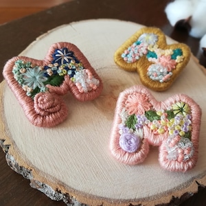 受注制作　手刺繍アルファベットブローチ