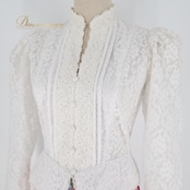 フラダンス 衣装 ワンピース ドレス プリンセスカイウラニ ホワイト系 Princess Kaiulani ハワイ製 レース ハイネック 長袖 シースルー プロテア柄 かわいい おしゃれ 豪華 上品 華やか 鮮やか 明るい ハワイアン アロハ レッスン 練習