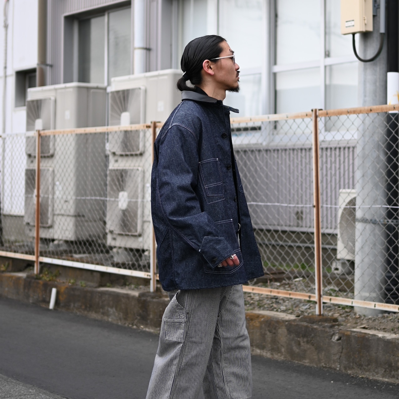 INTERIM(インテリム)襟レザーカバーオール、AUBERGE(オーベルジュ)ヒッコリーストライプパンツコーディネート