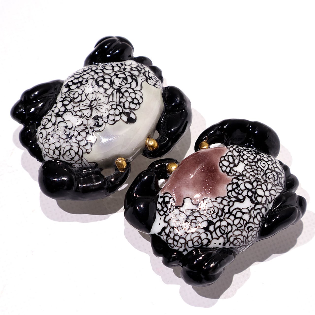 宮村志晏 衝華スベスベマンジュウガニ帯留め 赤 / 黒 | KOGEI Art