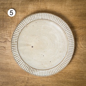 白マット釉 しのぎ 7寸プレート（中皿・メインディッシュ・デザート皿）／くるり窯