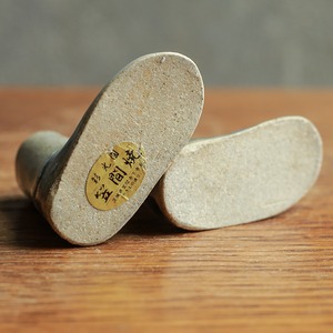 ちょこんとかわいらしい、陶器の靴