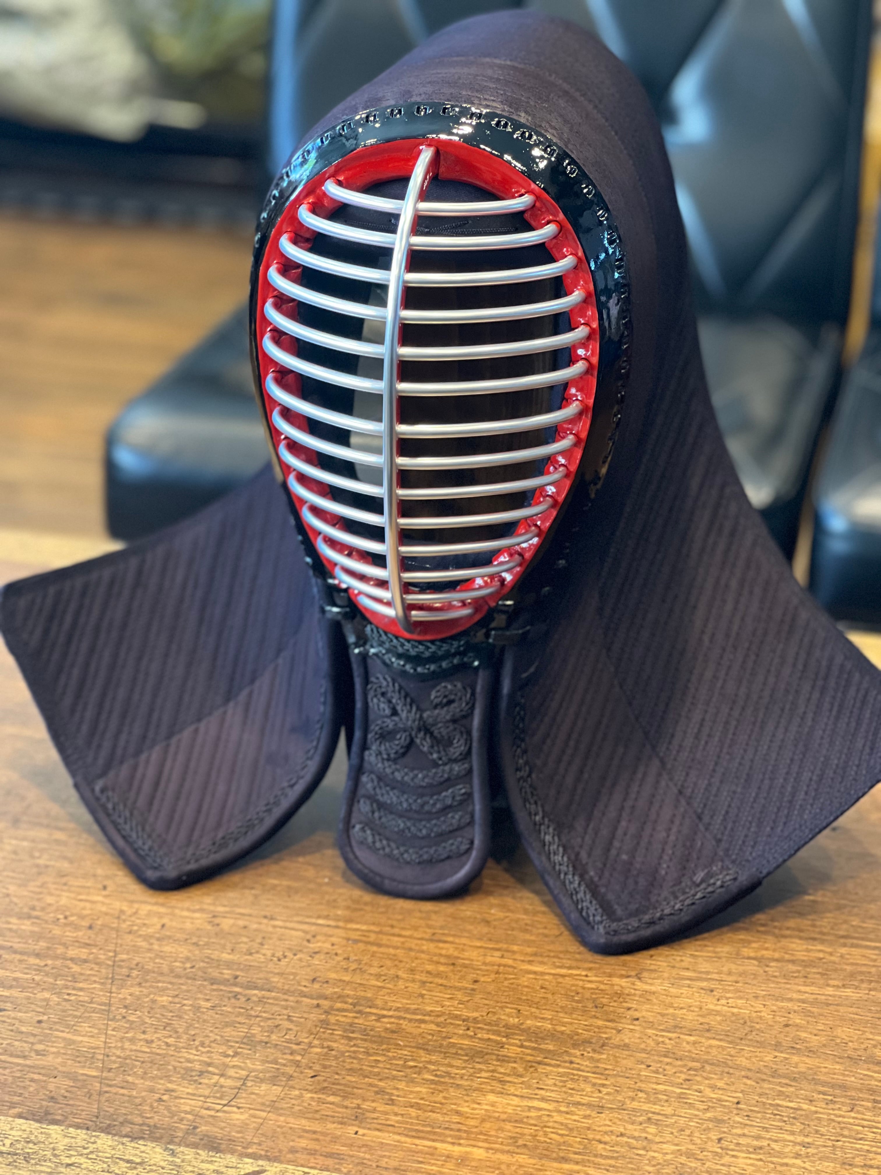 【来店者に圧倒的人気!カッコよすぎ✨数量限定の激アツ予約販売✨】【 高級素材✨黒閃コブラナナメ刺】【面サイズ64〜72】スーパー試合用防具『黒閃コブラ』8/5㎜ナナメ刺✨鹿革✨面