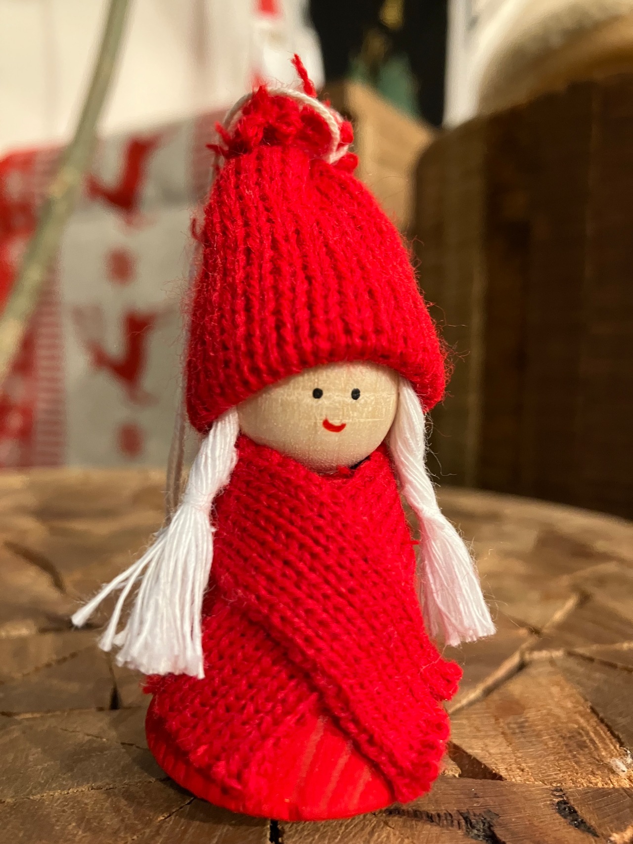 ラッセントレー　木製オーナメント　(レッドのHedda/Hadar)  Larssons tra クリスマスオーナメント