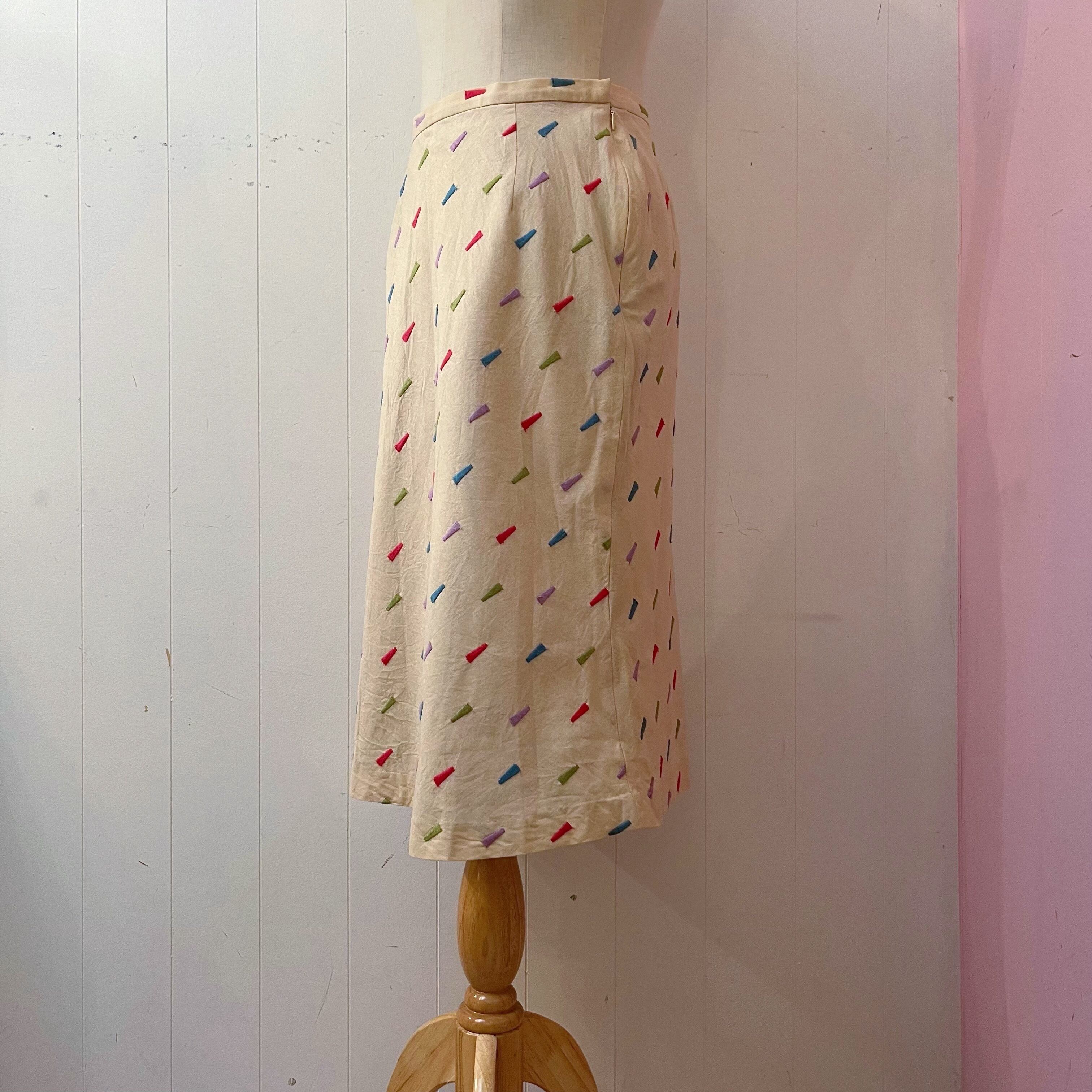 square embroidery semi tight skirt