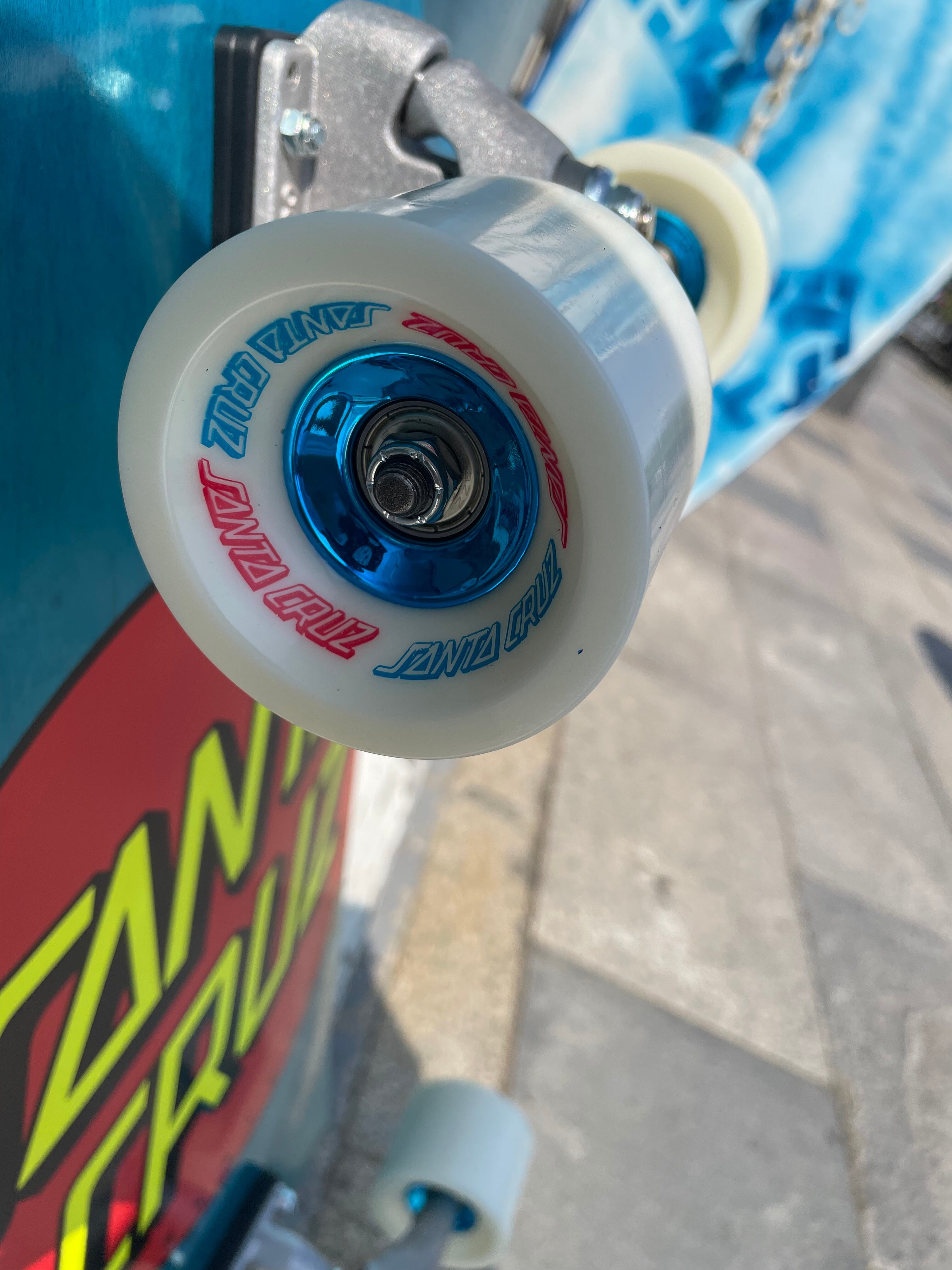 SANTA CRUZ 10.54in x 31.45in CLASSIC DOT PIG SURF SKATE CARVER