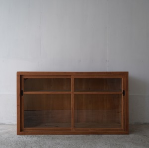 ガラス引き戸の食器棚